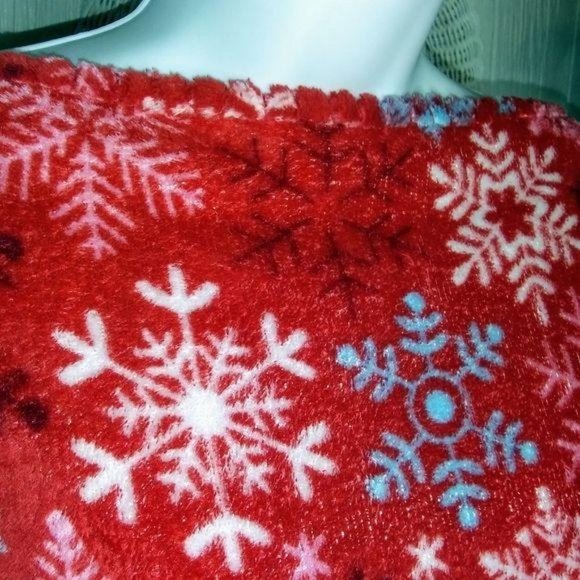 GROOVY GLAM Red Handmade  Snowflakes Plush Poncho - Picture 3 of 3